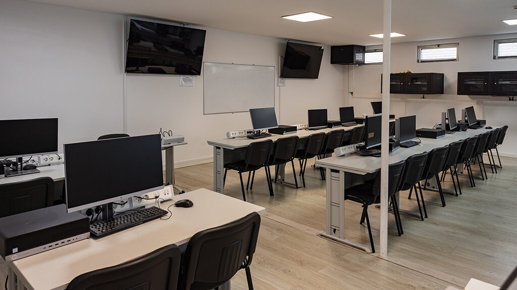 Sala de informática equipada com computadores