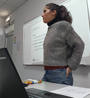 Docente a apresentar informação sobre mobilidade Erasmus+