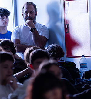 Comunidade escolar a assistir à sessão informativa Erasmus+