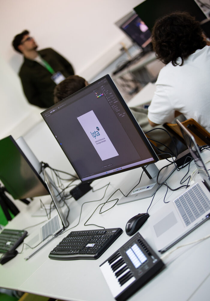 Aula de Multimédia com monitor a apresentar trabalho de design