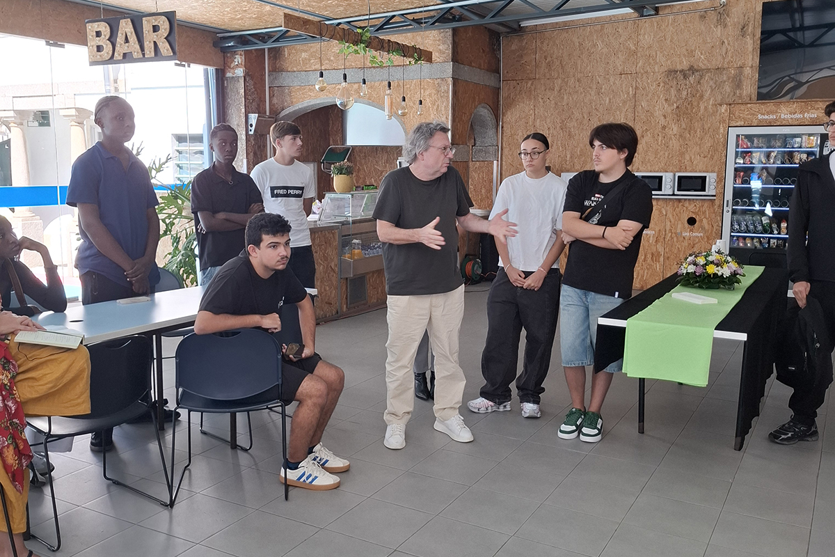Alunos reunidos num espaço comum do IPTA durante a receção.