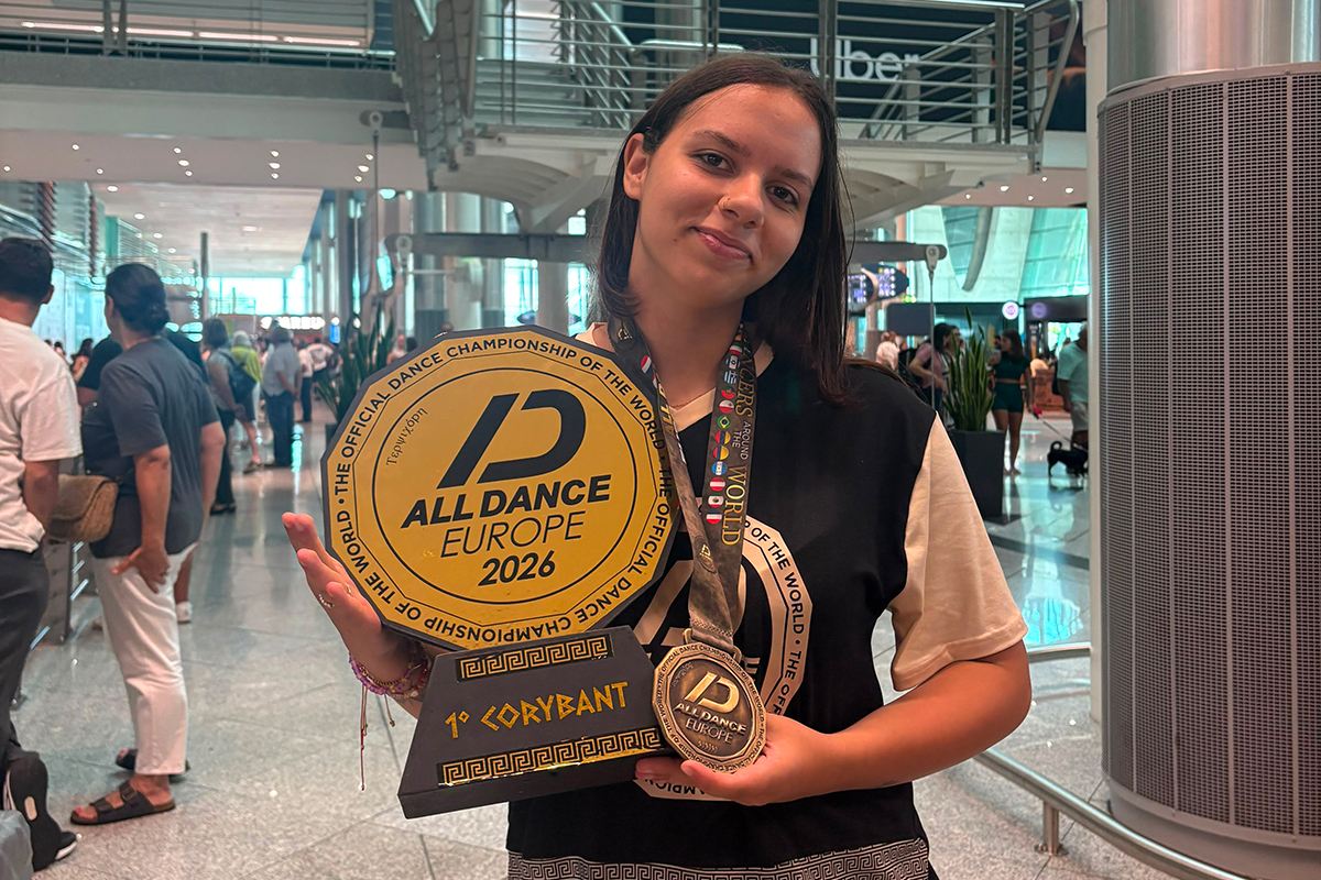 Aluna com troféu e medalha do ALL Dance Europe 2026.