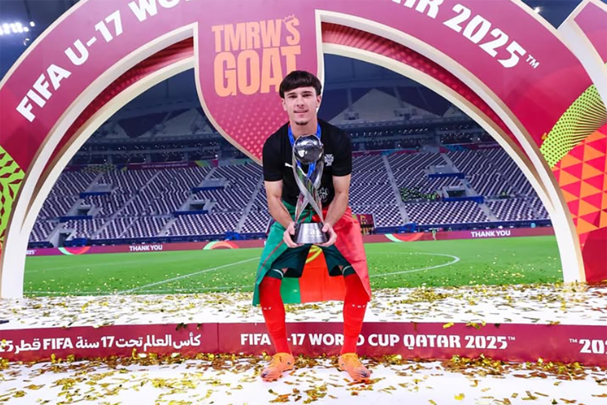 Jogador com troféu da competição internacional Sub-17.