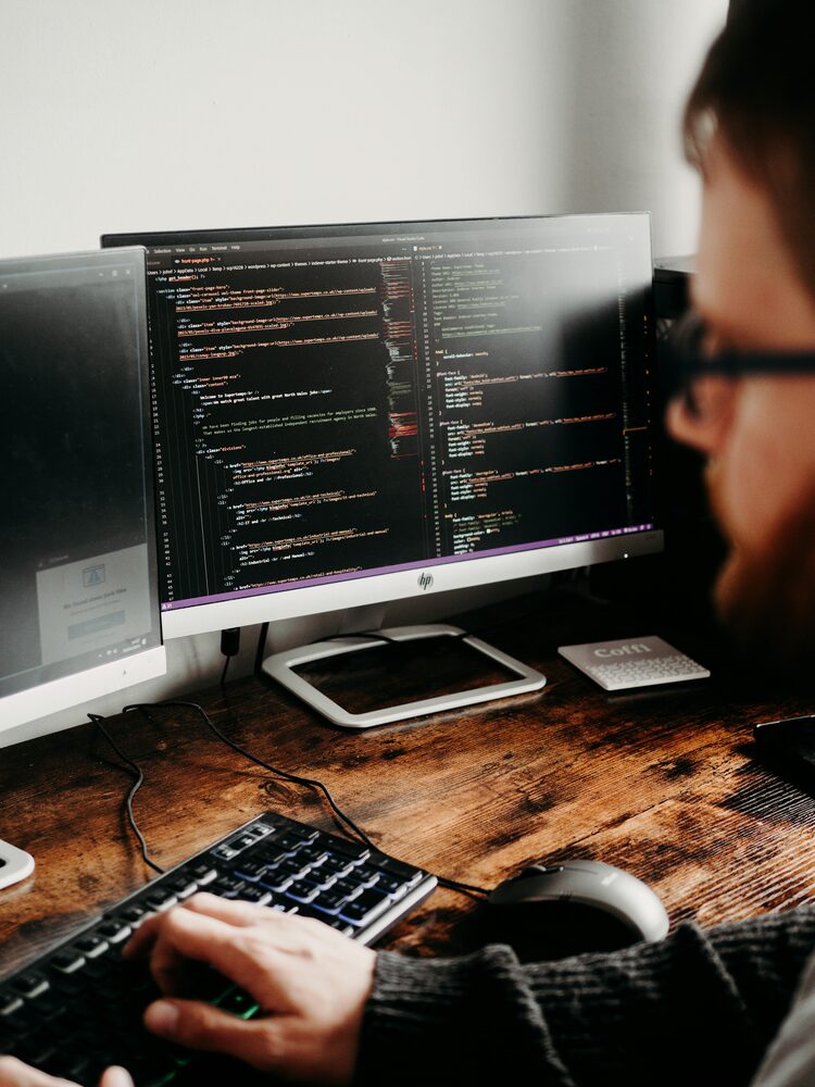 Código em desenvolvimento num monitor de computador