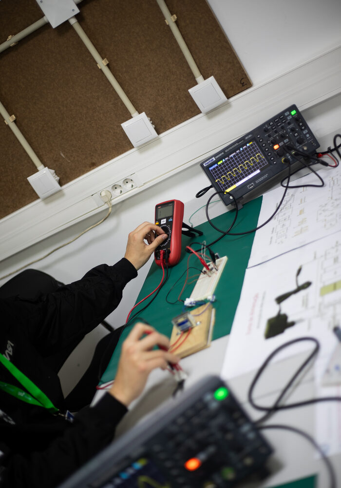 Interior de um computador com componentes de hardware iluminados