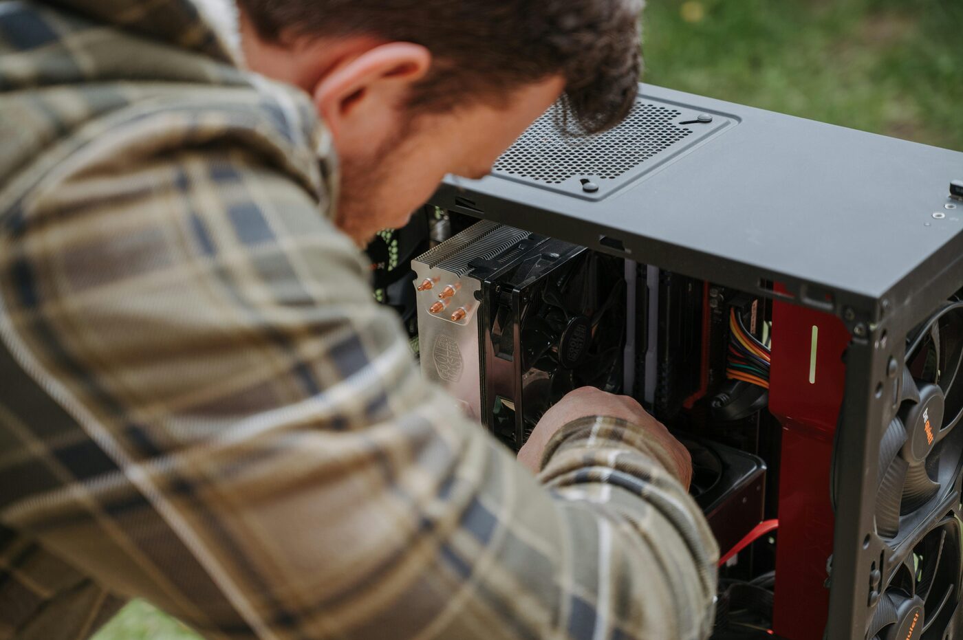 Aluno a montar ou reparar componentes no interior de um computador