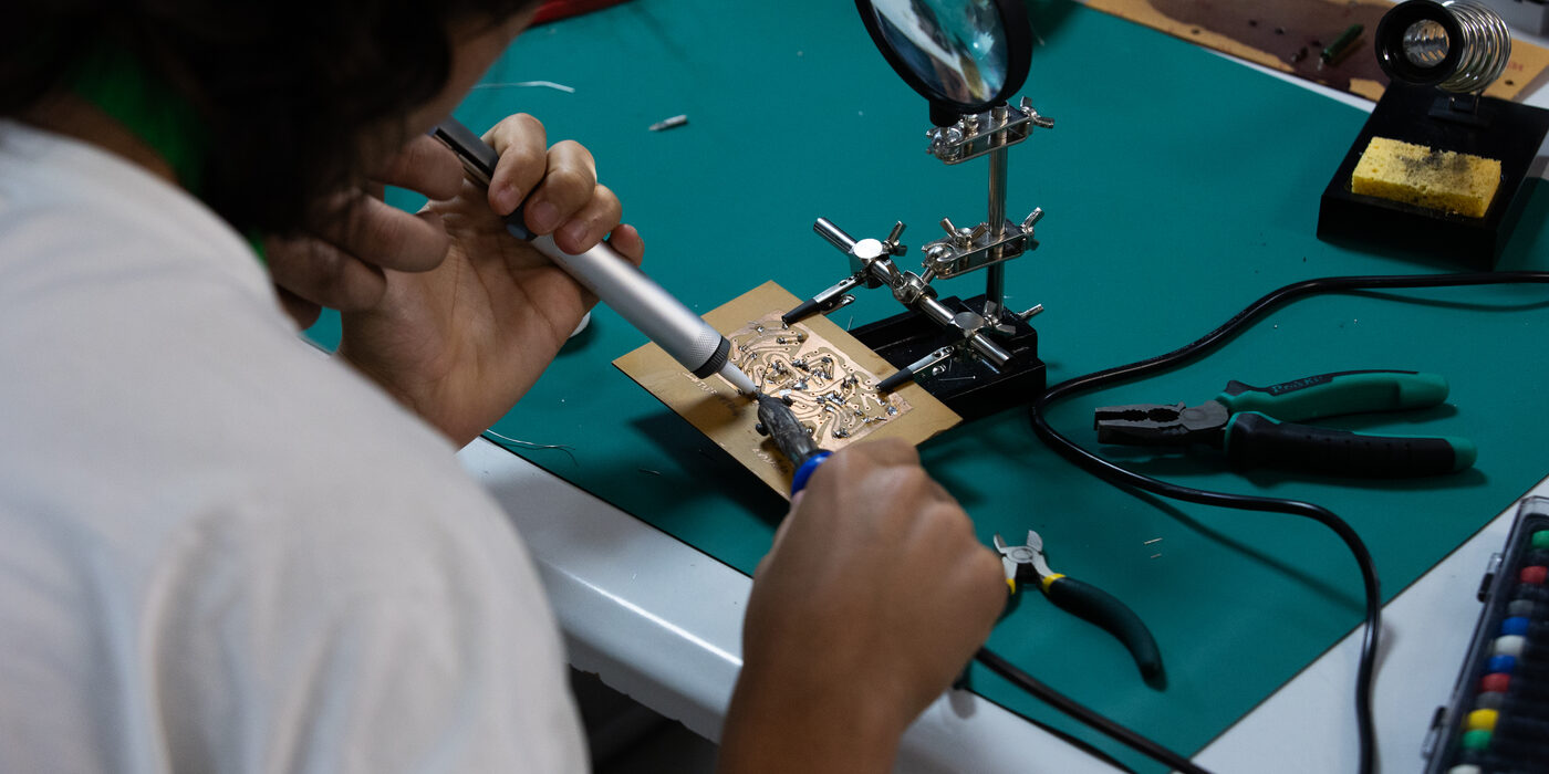 Trabalho prático de soldadura eletrónica em circuito